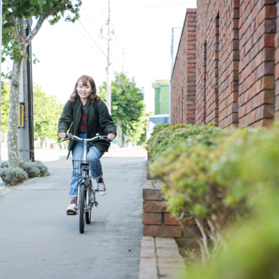 写真：自転車で登校する様子