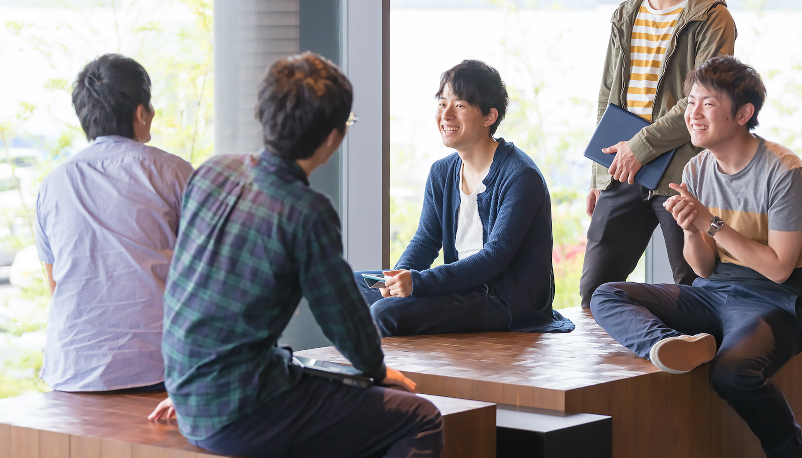 写真：図書館で勉強